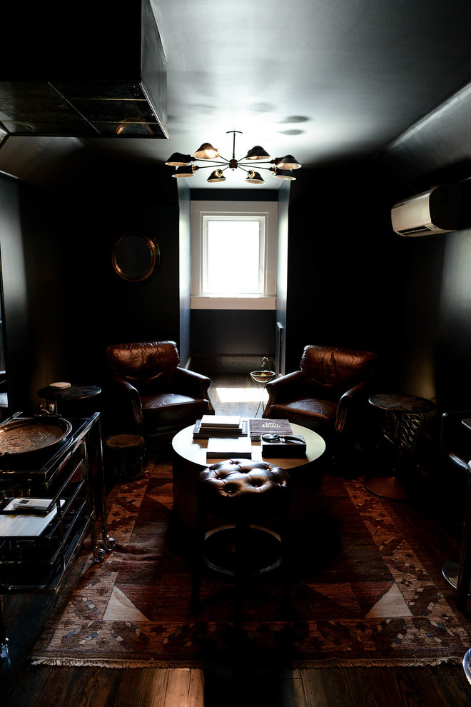 Источник вдохновения для домашнего уюта: изолированная гостиная комната среднего размера в стиле неоклассика (современная классика) с домашним баром, черными стенами, темным паркетным полом и коричневым полом без камина