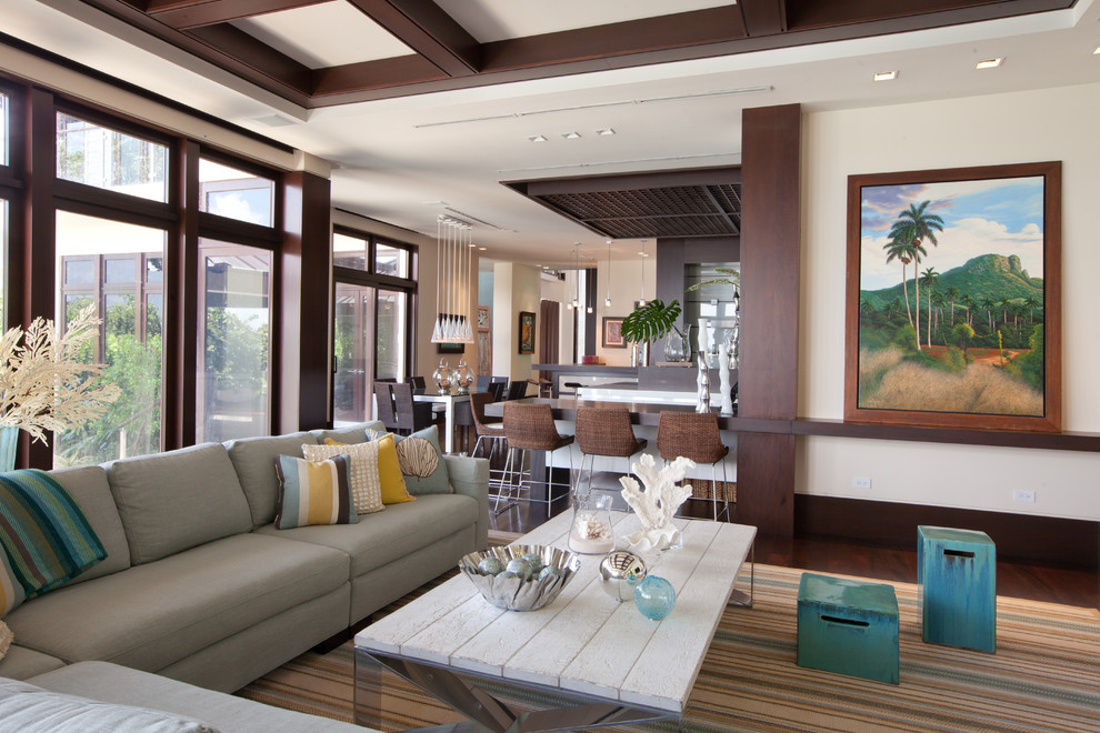 Пример оригинального дизайна: открытая гостиная комната среднего размера в морском стиле с бежевыми стенами, ковровым покрытием и серым полом без камина