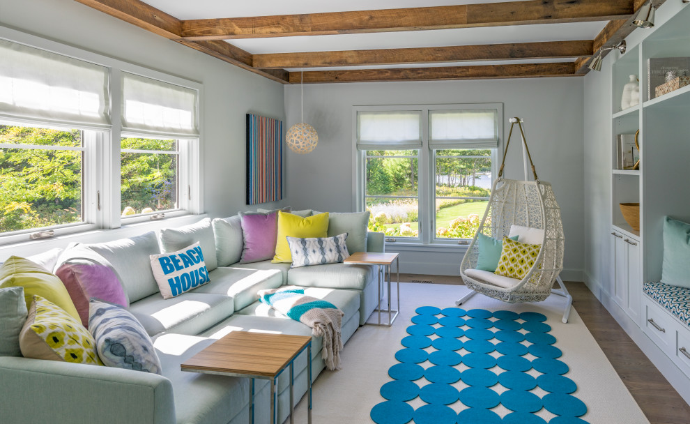 Идея дизайна: изолированная гостиная комната в морском стиле с бетонным полом и коричневым полом