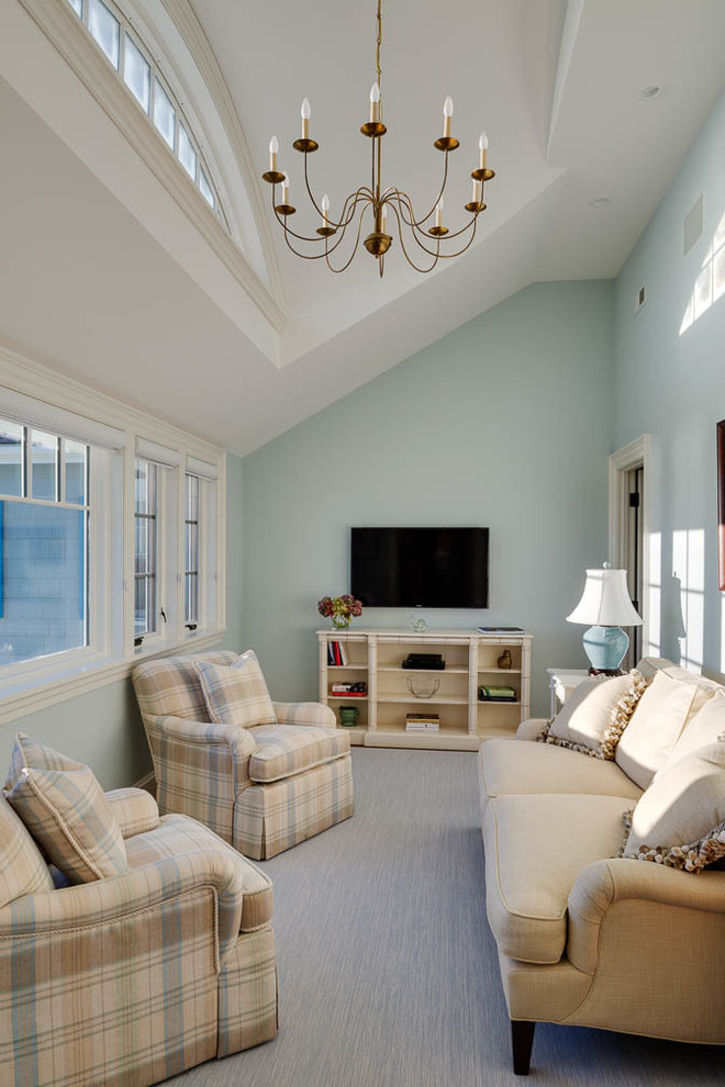 Großes Maritimes Wohnzimmer ohne Kamin mit weißer Wandfarbe und braunem Holzboden in Boston