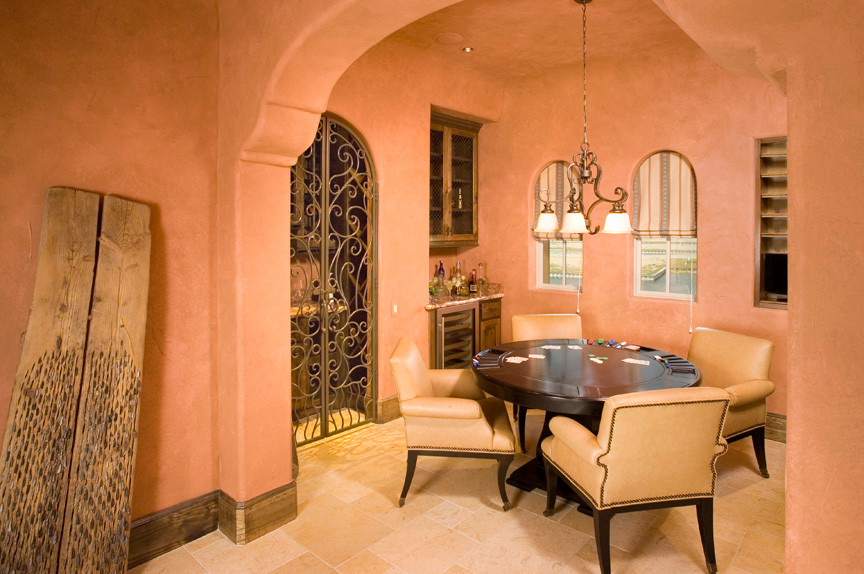Exemple d'une salle de séjour méditerranéenne de taille moyenne et fermée avec un téléviseur encastré, un mur orange et un sol en travertin.