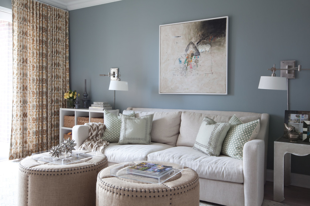 Стильный дизайн: гостиная комната в стиле неоклассика (современная классика) с серыми стенами - последний тренд