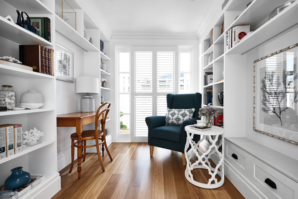 Ispirazione per un soggiorno stile marinaro di medie dimensioni e chiuso con pareti bianche, pavimento in legno massello medio e pavimento marrone