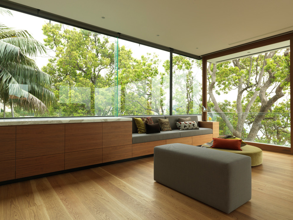 Immagine di un soggiorno minimal di medie dimensioni e aperto con pavimento in legno massello medio e nessuna TV
