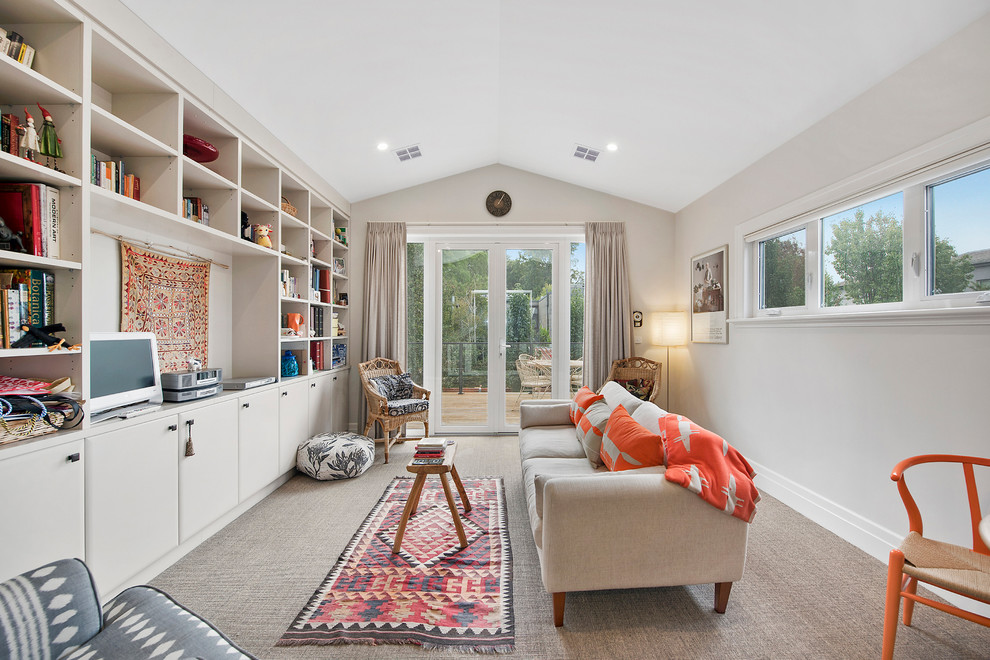 Klassisches Wohnzimmer ohne Kamin mit weißer Wandfarbe, Teppichboden und freistehendem TV in Melbourne