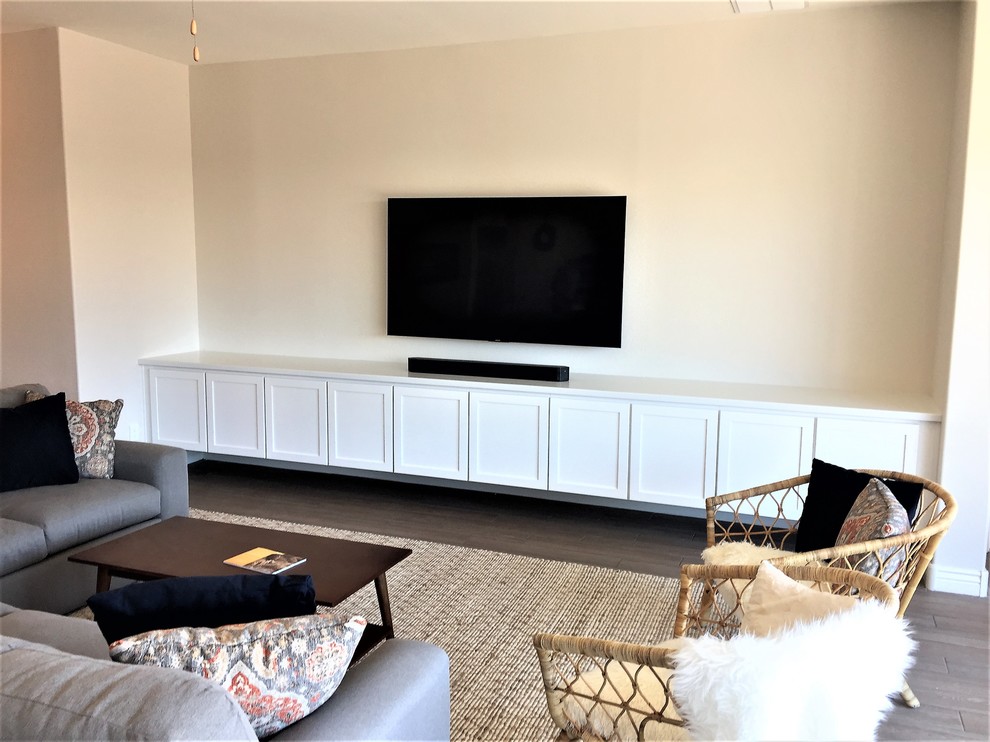 Exempel på ett stort klassiskt allrum med öppen planlösning, med ett spelrum, vita väggar, klinkergolv i keramik, en väggmonterad TV och beiget golv