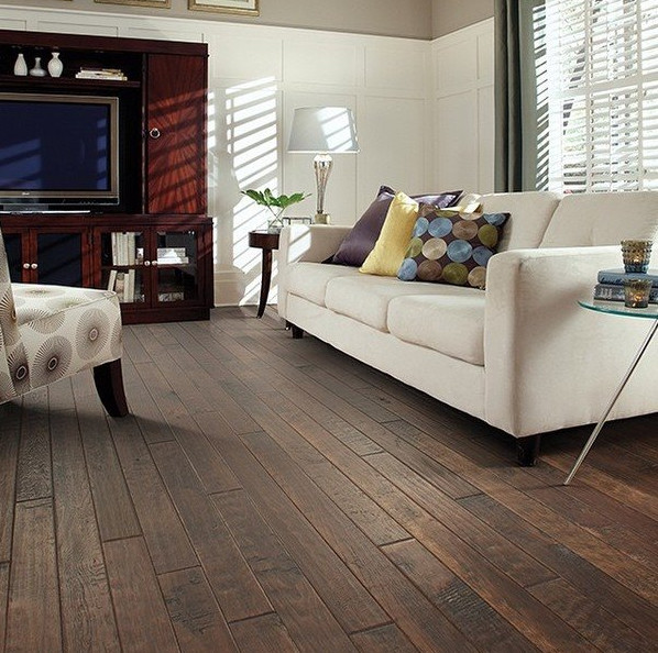 Immagine di un soggiorno chic di medie dimensioni e chiuso con pareti beige, parquet scuro, TV autoportante e pavimento marrone