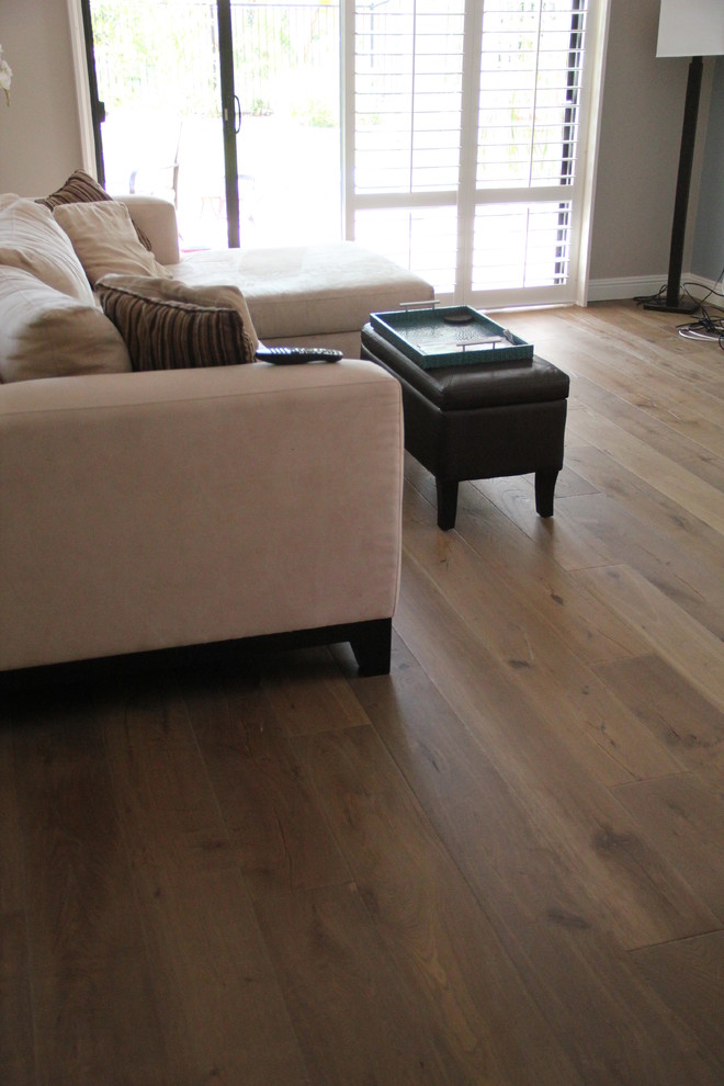 Esempio di un soggiorno stile marinaro con pavimento in legno massello medio