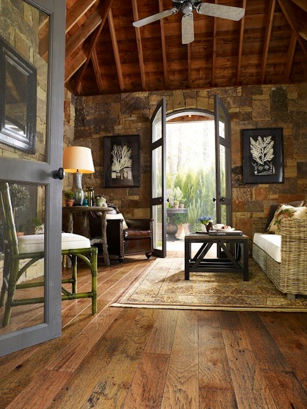 Modelo de sala de estar cerrada rústica de tamaño medio con paredes multicolor y suelo de madera en tonos medios