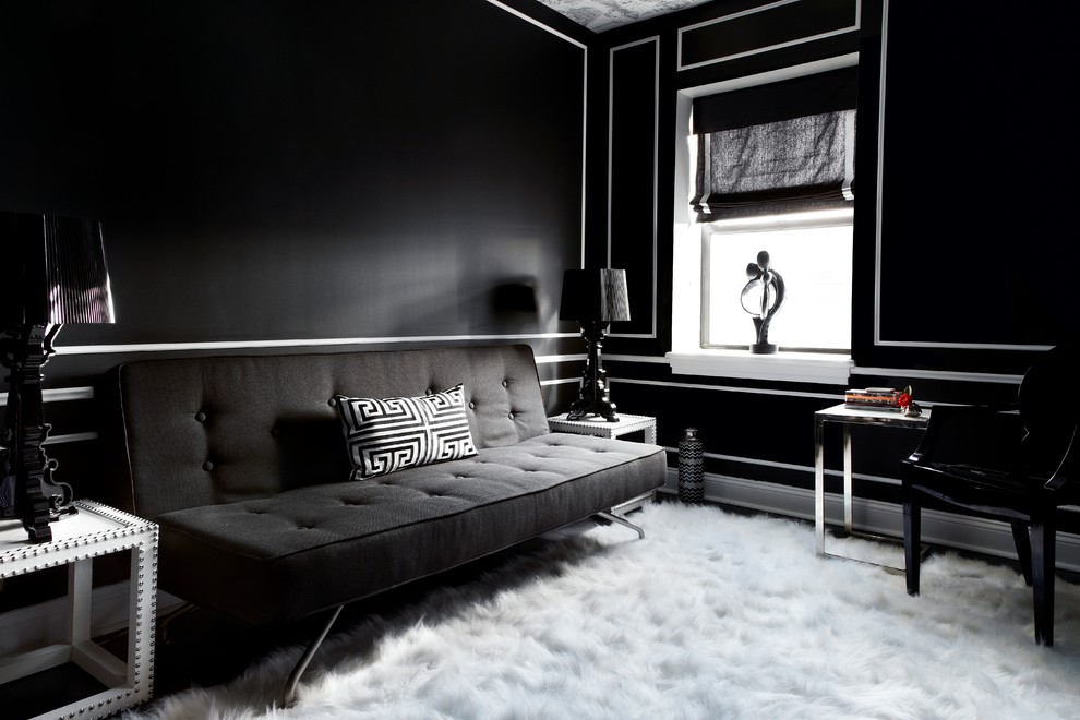 Idées déco pour une salle de séjour contemporaine avec un mur noir et parquet foncé.