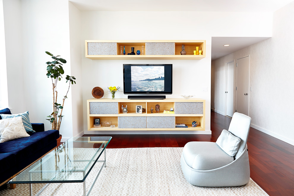 Réalisation d'une salle de séjour design de taille moyenne avec un mur blanc, un téléviseur fixé au mur, un sol en bois brun et aucune cheminée.