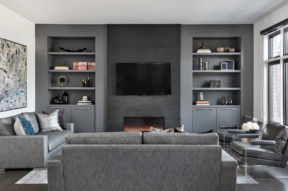 Mittelgroßes, Offenes Modernes Wohnzimmer mit grauer Wandfarbe, dunklem Holzboden, Gaskamin, Kaminumrandung aus Metall, TV-Wand und braunem Boden in Toronto