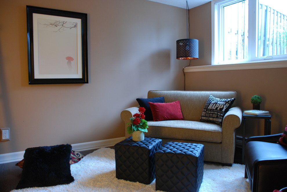 Abgetrenntes, Fernseherloses, Mittelgroßes Klassisches Wohnzimmer ohne Kamin mit beiger Wandfarbe, Laminat und braunem Boden in Ottawa
