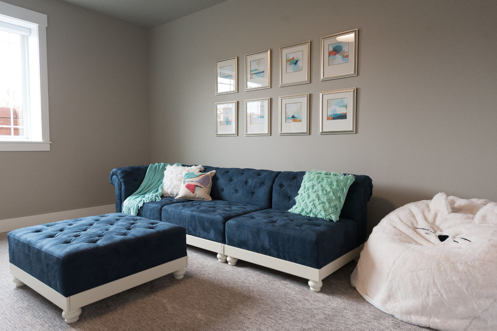 Foto de sala de estar abierta clásica renovada de tamaño medio con paredes grises, moqueta y suelo gris