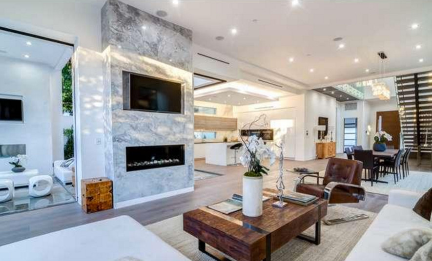 Источник вдохновения для домашнего уюта: открытая гостиная комната среднего размера в современном стиле с белыми стенами, паркетным полом среднего тона, горизонтальным камином, фасадом камина из камня и телевизором на стене