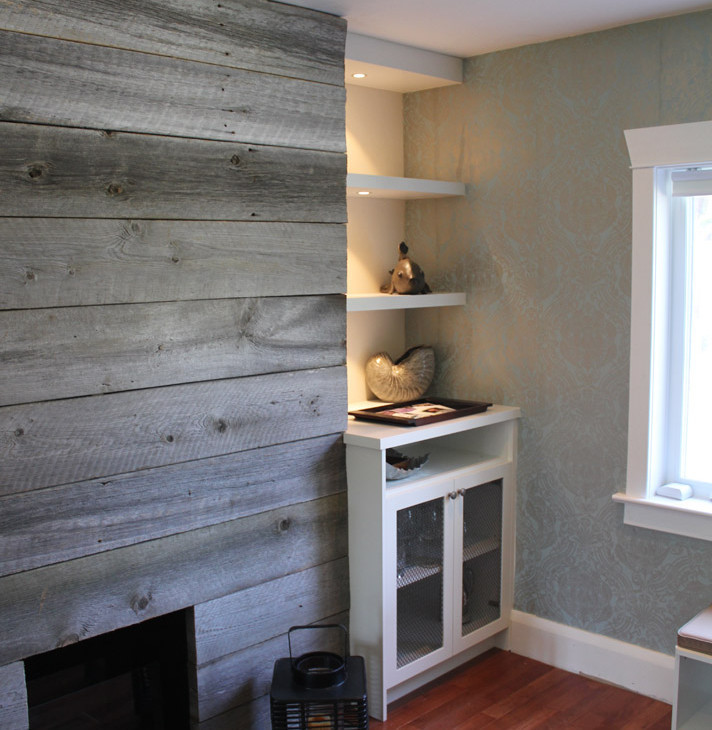 Aménagement d'une salle de séjour classique de taille moyenne et fermée avec un mur bleu, parquet foncé, une cheminée standard et un manteau de cheminée en bois.