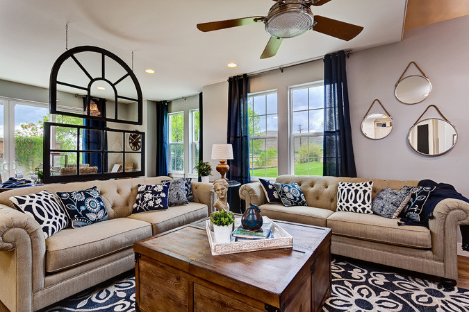 Imagen de sala de estar abierta de estilo de casa de campo con alfombra