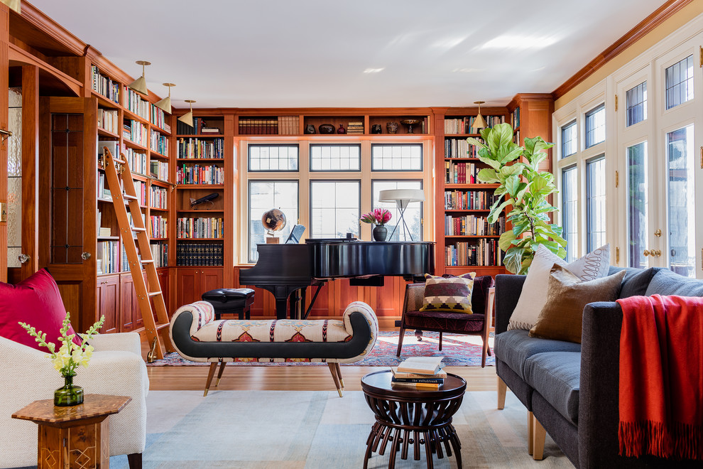 Diseño de sala de estar con biblioteca cerrada clásica renovada con alfombra