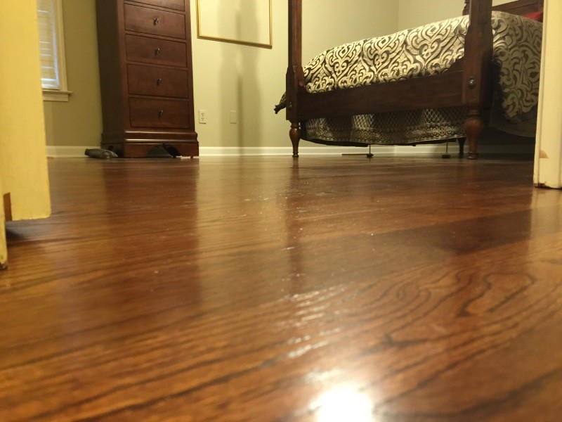 Foto de sala de estar clásica con suelo de madera en tonos medios