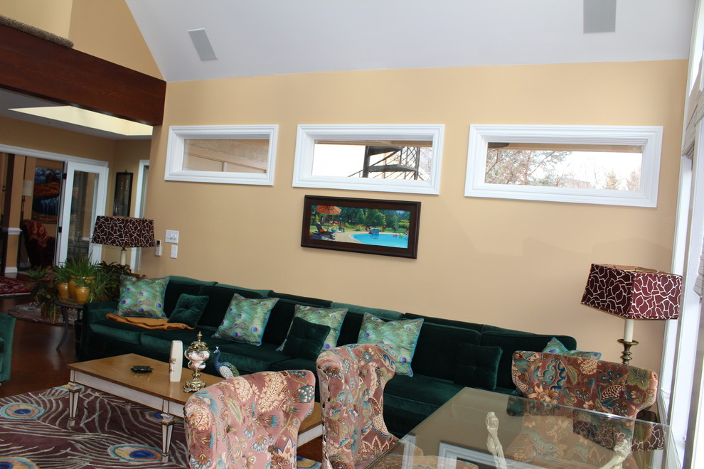 На фото: открытая гостиная комната среднего размера в стиле фьюжн с домашним баром, желтыми стенами и отдельно стоящим телевизором