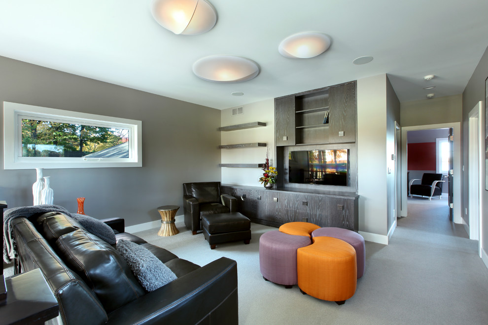 Пример оригинального дизайна: большая изолированная гостиная комната в современном стиле с серыми стенами, ковровым покрытием, телевизором на стене и ковром на полу