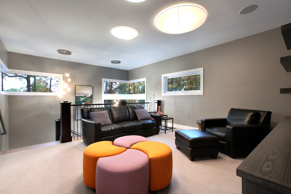 Großes, Abgetrenntes Modernes Wohnzimmer mit grauer Wandfarbe, Teppichboden und TV-Wand in Grand Rapids