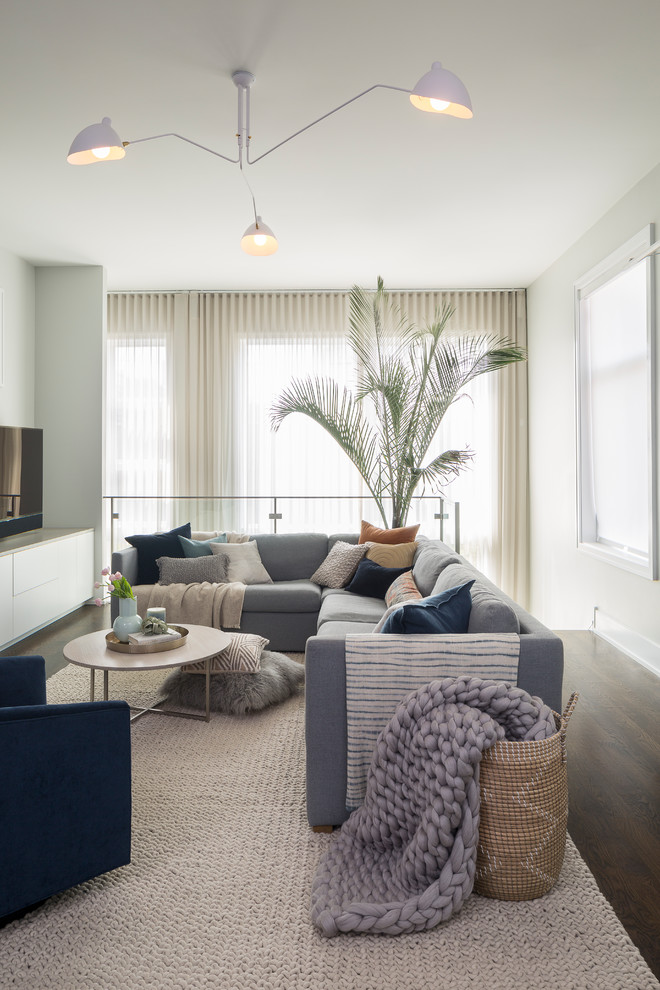 Immagine di un soggiorno contemporaneo con pareti bianche, parquet scuro e pavimento marrone