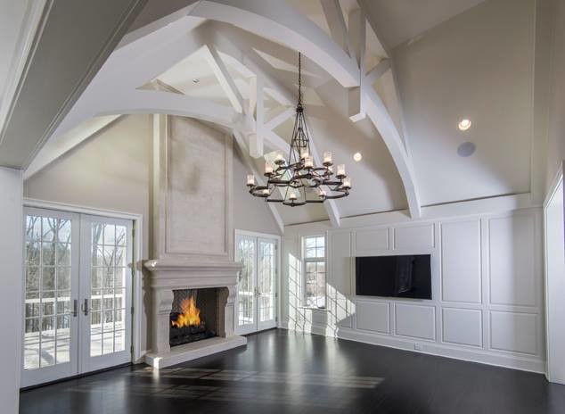 Mittelgroßes, Offenes Klassisches Wohnzimmer mit weißer Wandfarbe, dunklem Holzboden, Kaminumrandung aus Stein und Multimediawand in Philadelphia