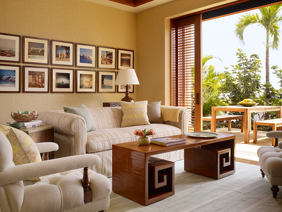 Mittelgroßes, Offenes Wohnzimmer mit beiger Wandfarbe und braunem Holzboden in Hawaii