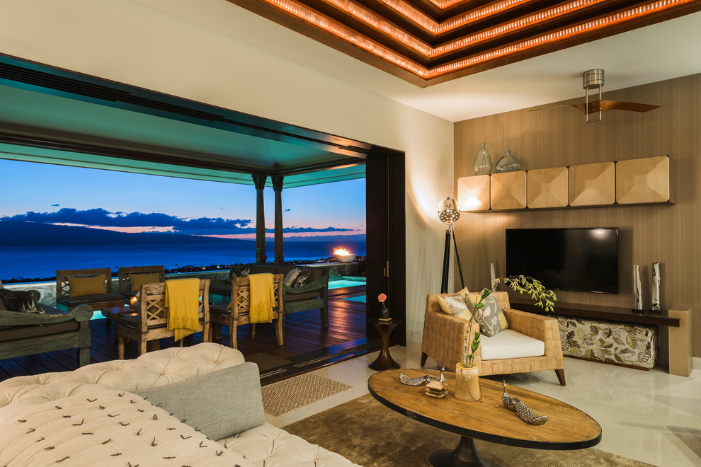 Offenes Wohnzimmer ohne Kamin mit beiger Wandfarbe und TV-Wand in Hawaii