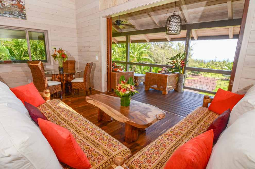 Ispirazione per un soggiorno tropicale stile loft con pavimento in legno massello medio