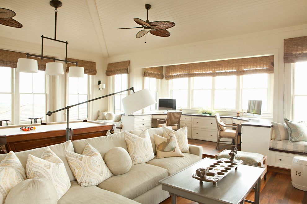 Imagen de sala de estar cerrada exótica extra grande con paredes blancas, suelo de madera en tonos medios, televisor colgado en la pared y suelo marrón