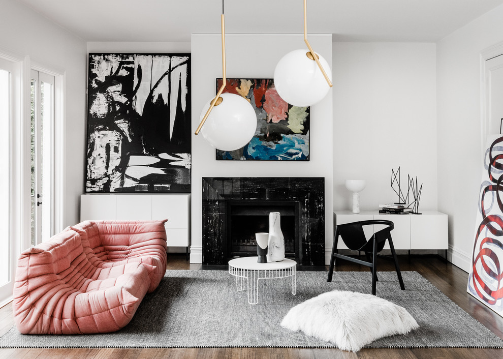 Idee per un soggiorno design con pareti bianche, pavimento in legno massello medio, camino classico, nessuna TV e pavimento marrone