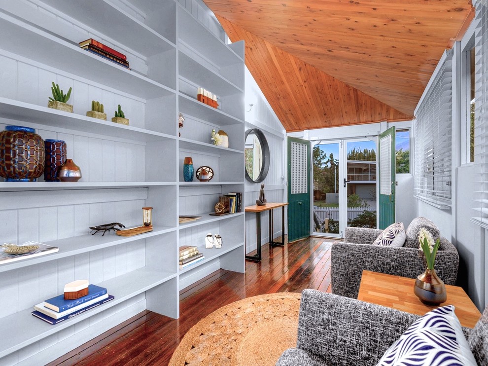 Imagen de sala de estar de estilo de casa de campo de tamaño medio con suelo de madera en tonos medios