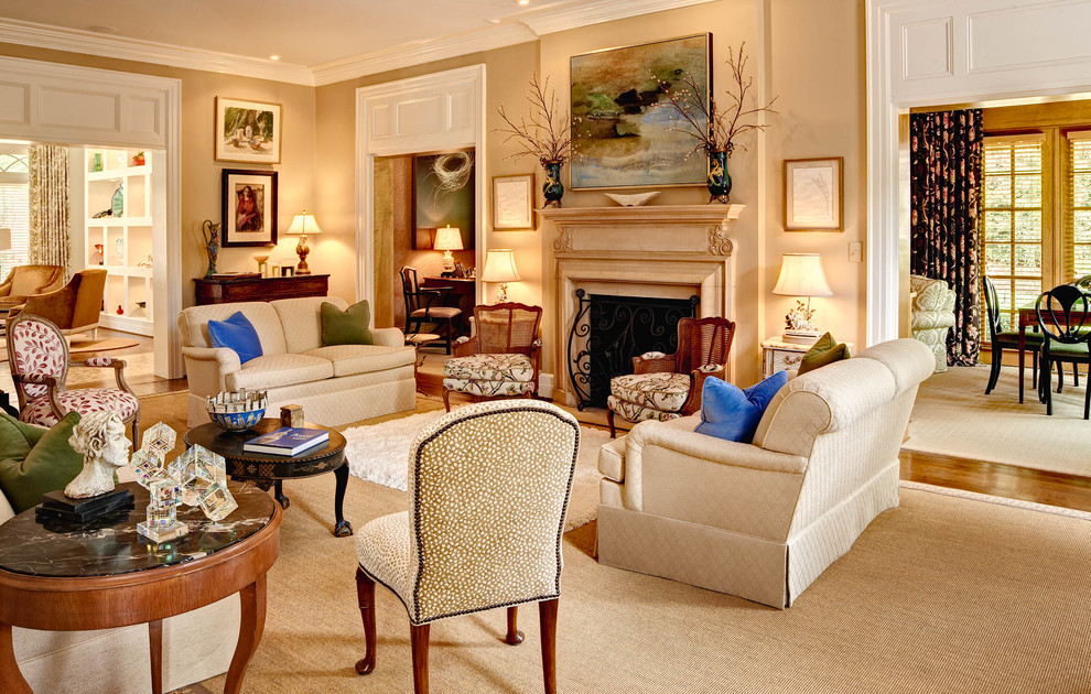 Foto de sala de estar abierta clásica de tamaño medio sin chimenea con paredes beige y suelo de madera clara