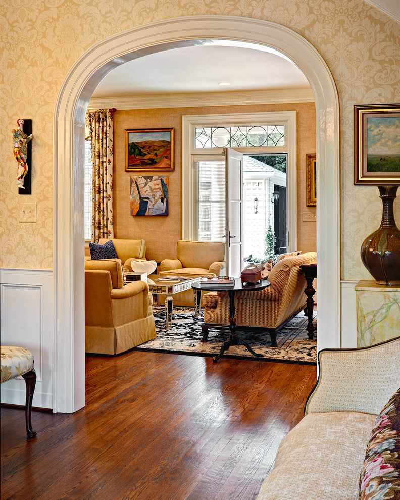 Inspiration pour une salle de séjour traditionnelle de taille moyenne et ouverte avec un mur beige, parquet clair et aucune cheminée.