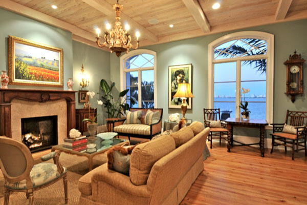 Пример оригинального дизайна: большая открытая гостиная комната в морском стиле с синими стенами, светлым паркетным полом и стандартным камином без телевизора