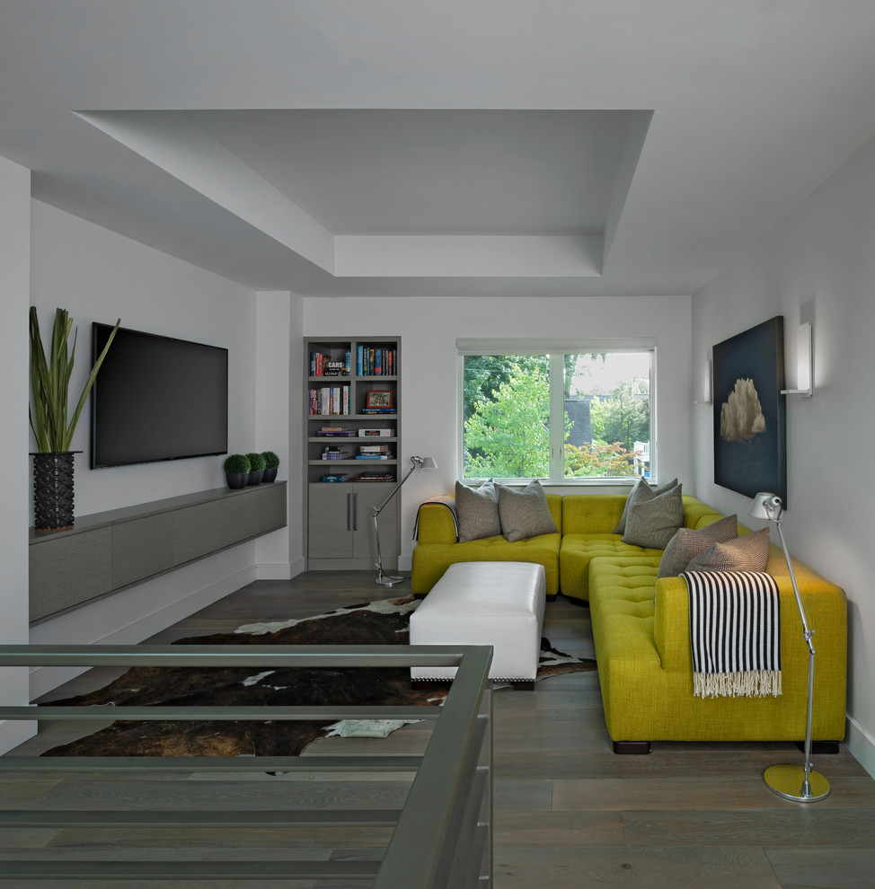 Aménagement d'une salle de séjour contemporaine avec un mur gris et un sol en bois brun.