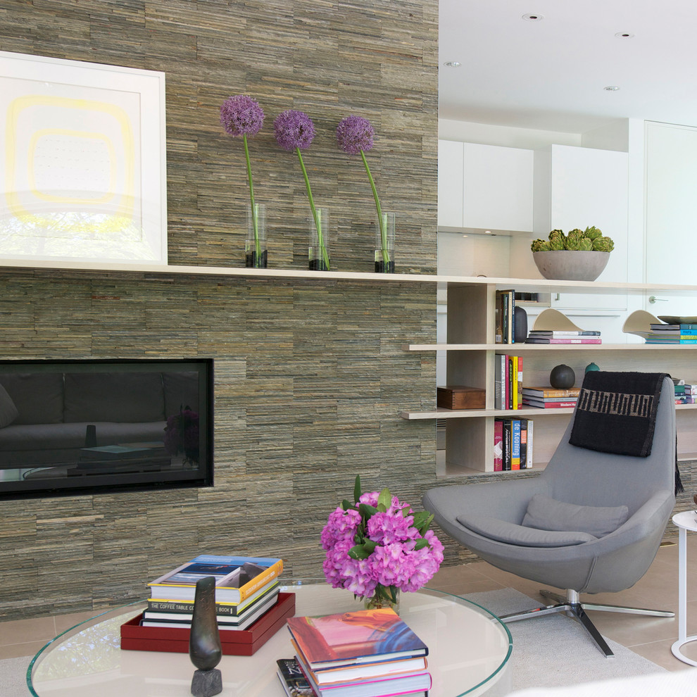 Idee per un piccolo soggiorno minimalista aperto con pareti bianche, pavimento in gres porcellanato, camino classico, cornice del camino in pietra e nessuna TV