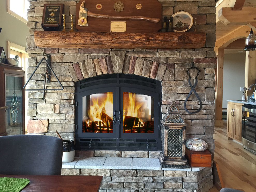 リッチモンドにあるお手頃価格の中くらいなトラディショナルスタイルのおしゃれなファミリールーム (両方向型暖炉、レンガの暖炉まわり) の写真