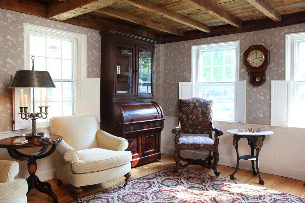Abgetrenntes, Mittelgroßes, Fernseherloses Klassisches Wohnzimmer ohne Kamin mit beiger Wandfarbe, braunem Holzboden und braunem Boden in Boston