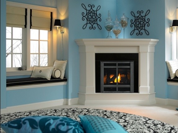 Ejemplo de sala de estar clásica con paredes azules y chimenea de esquina