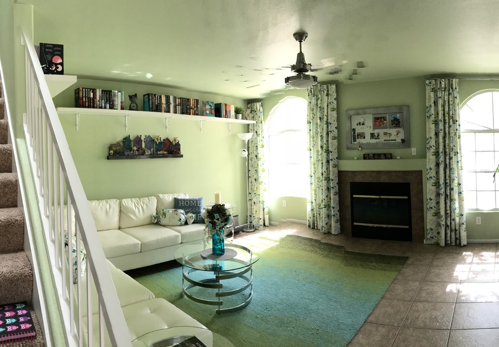 На фото: открытая гостиная комната среднего размера в стиле кантри с зелеными стенами, полом из керамической плитки, стандартным камином, фасадом камина из камня, отдельно стоящим телевизором и розовым полом