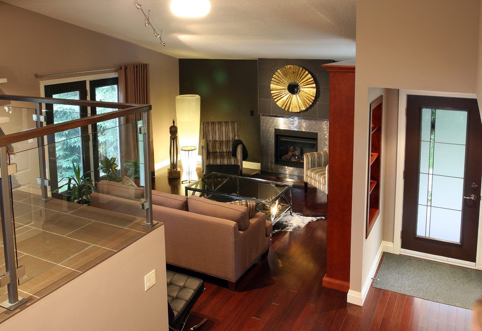 Свежая идея для дизайна: гостиная комната в классическом стиле с фасадом камина из металла и акцентной стеной - отличное фото интерьера