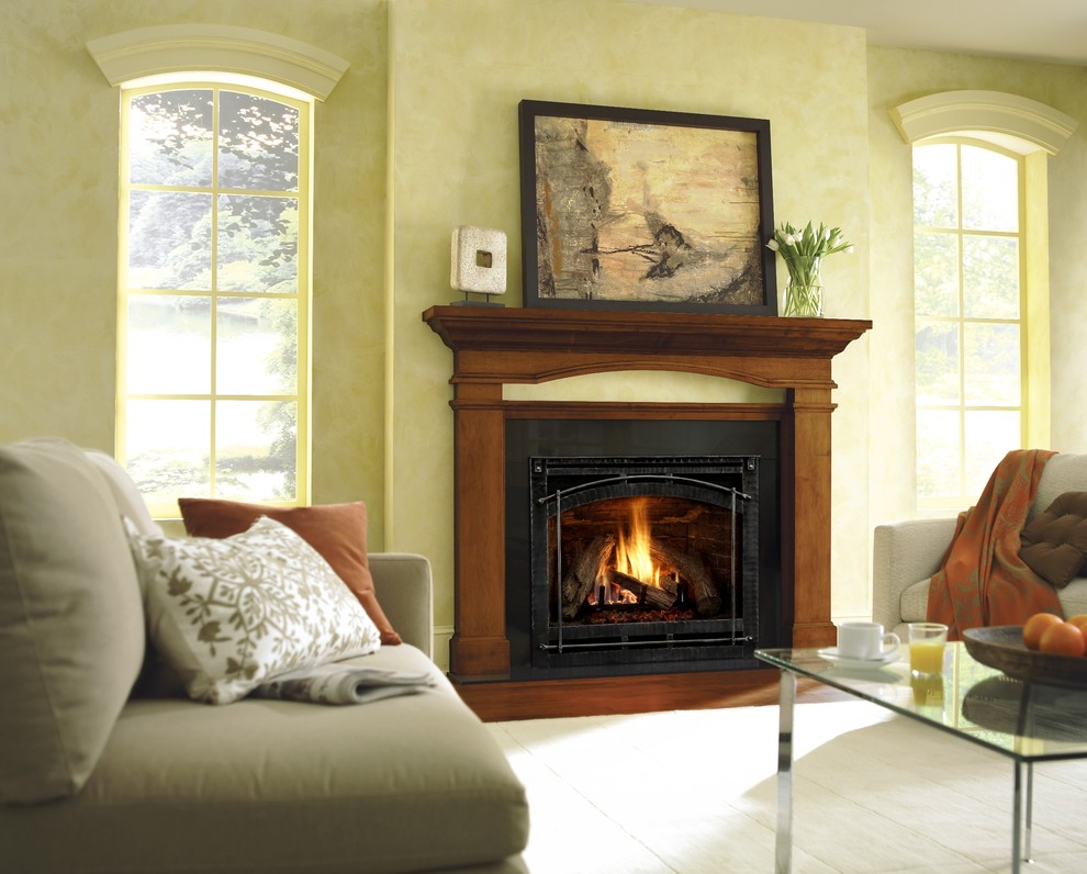 デンバーにある中くらいなトラディショナルスタイルのおしゃれなファミリールーム (濃色無垢フローリング、標準型暖炉、木材の暖炉まわり、茶色い床) の写真