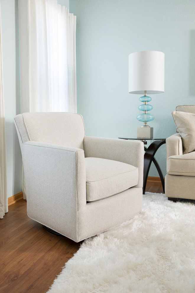 Diseño de sala de estar abierta clásica renovada de tamaño medio sin chimenea y televisor con paredes azules, suelo de madera en tonos medios y suelo marrón