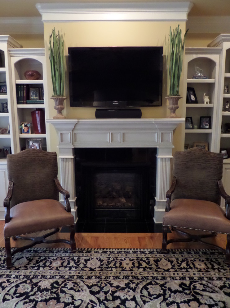 Family room - traditional family room idea in Little Rock