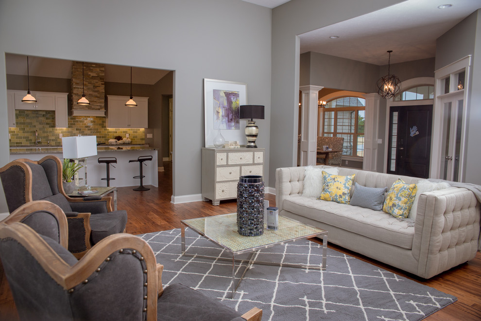 Modelo de sala de estar abierta contemporánea con paredes grises, suelo de madera en tonos medios, todas las chimeneas y marco de chimenea de baldosas y/o azulejos