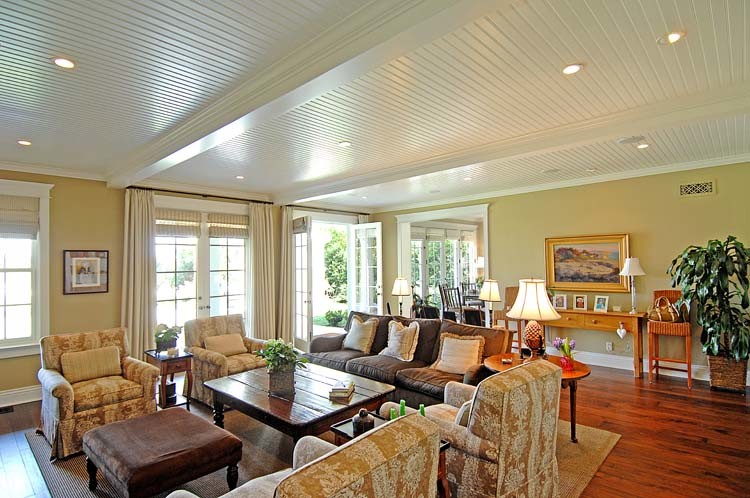 Idee per un grande soggiorno classico chiuso con pareti beige e pavimento in legno massello medio