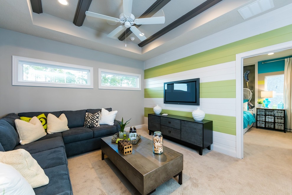 Diseño de sala de estar tipo loft costera de tamaño medio con paredes grises, moqueta y televisor colgado en la pared